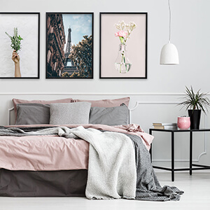 Stěna s obrazy s černými rámy