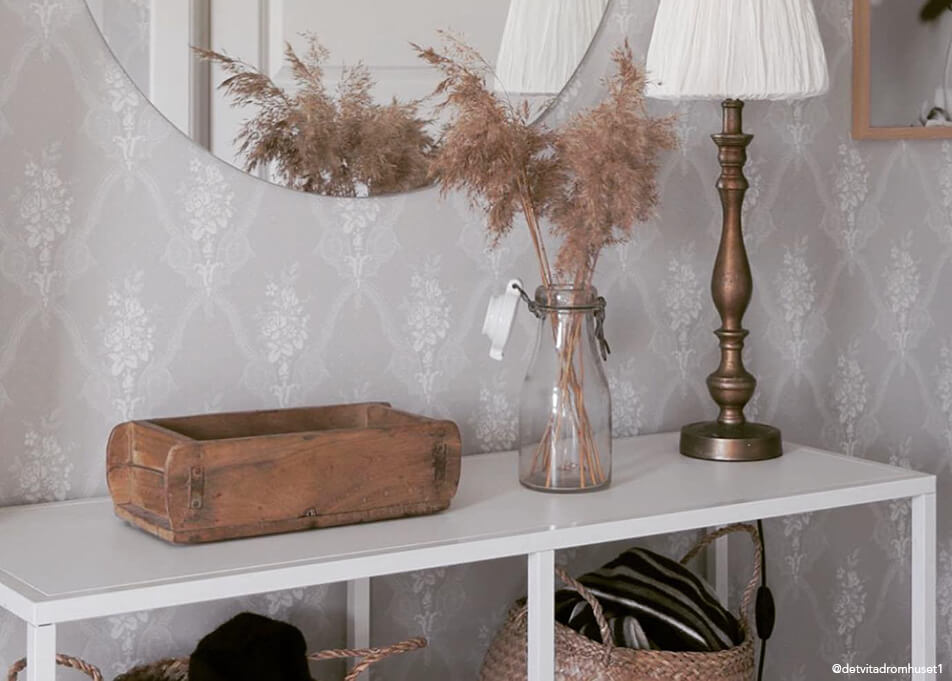 Zařízení předsíně – drobné úložiště v dřevěné misce, kulaté zrcadlo, bronzová lampa